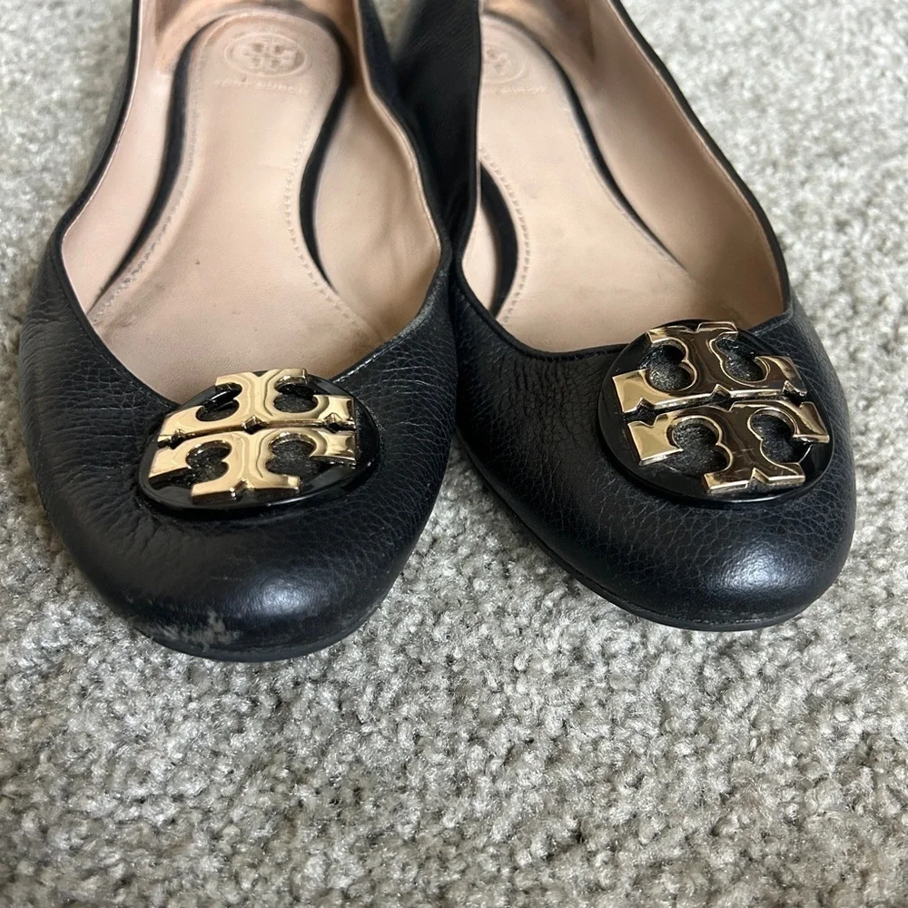 TORY BURCH Signature Logo Black Leather Ballet Flats, Slipon women’s travel shoe